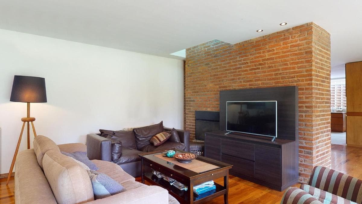 House for sale in Gonnet: 485 between 20th and 21st. Lot size: 30 x 60. 370 m² of floor space. Excellent condition. Pool