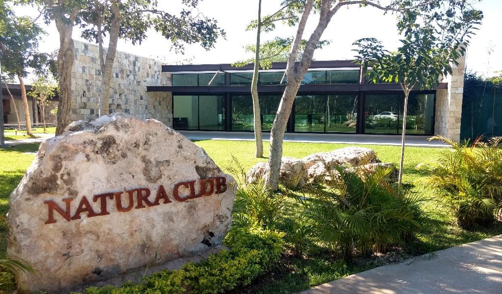 House on Privada Parque Natura Cholul with 4 BEDROOMS AND A POOL in Mérida, Yucatán.