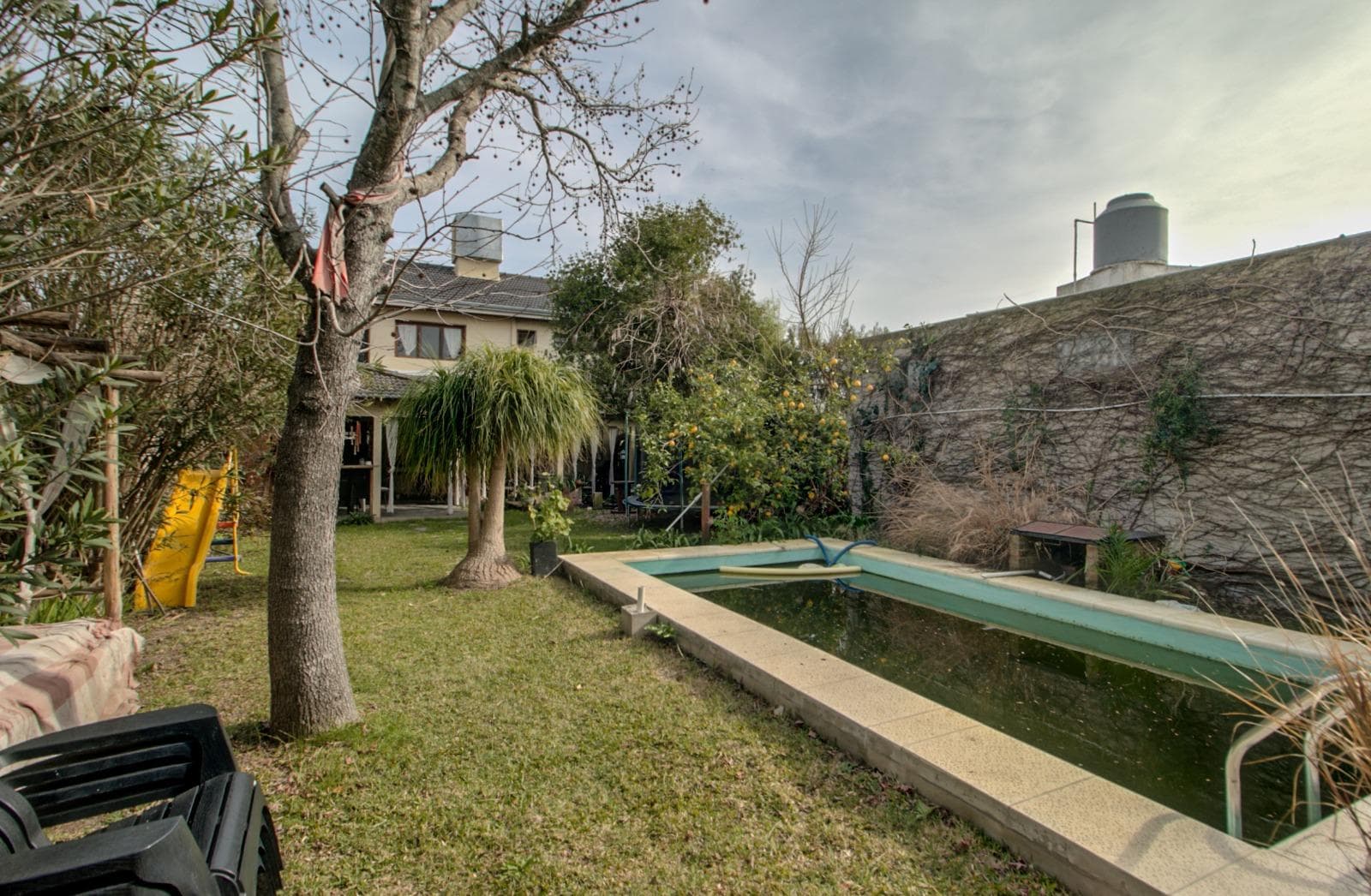 HOUSE FOR SALE AT 493 bis and 16. It has 350 m², with 170 m² of indoor space, 4 bedrooms, and a pool