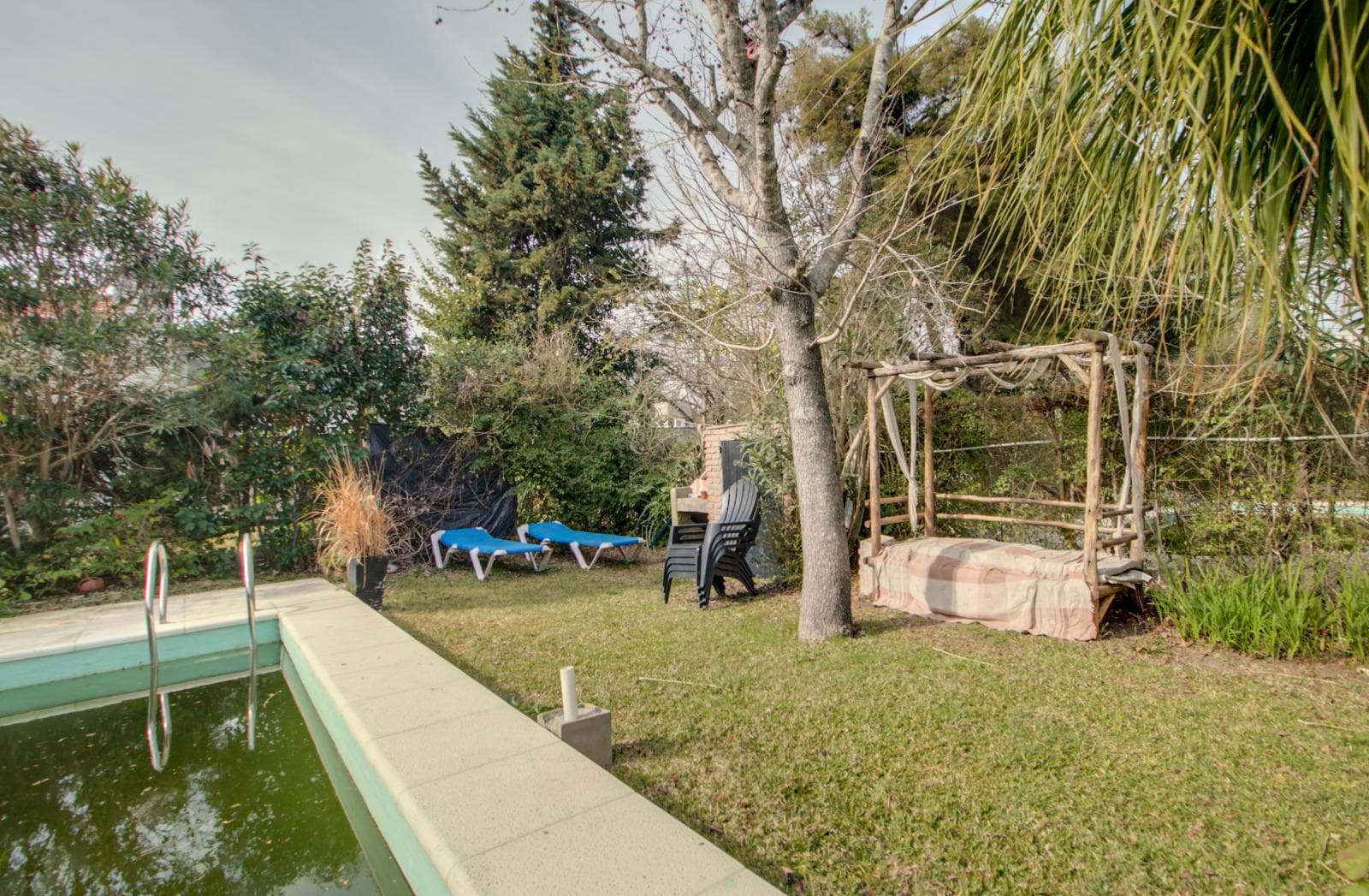 HOUSE FOR SALE AT 493 bis and 16. It has 350 m², with 170 m² of indoor space, 4 bedrooms, and a pool