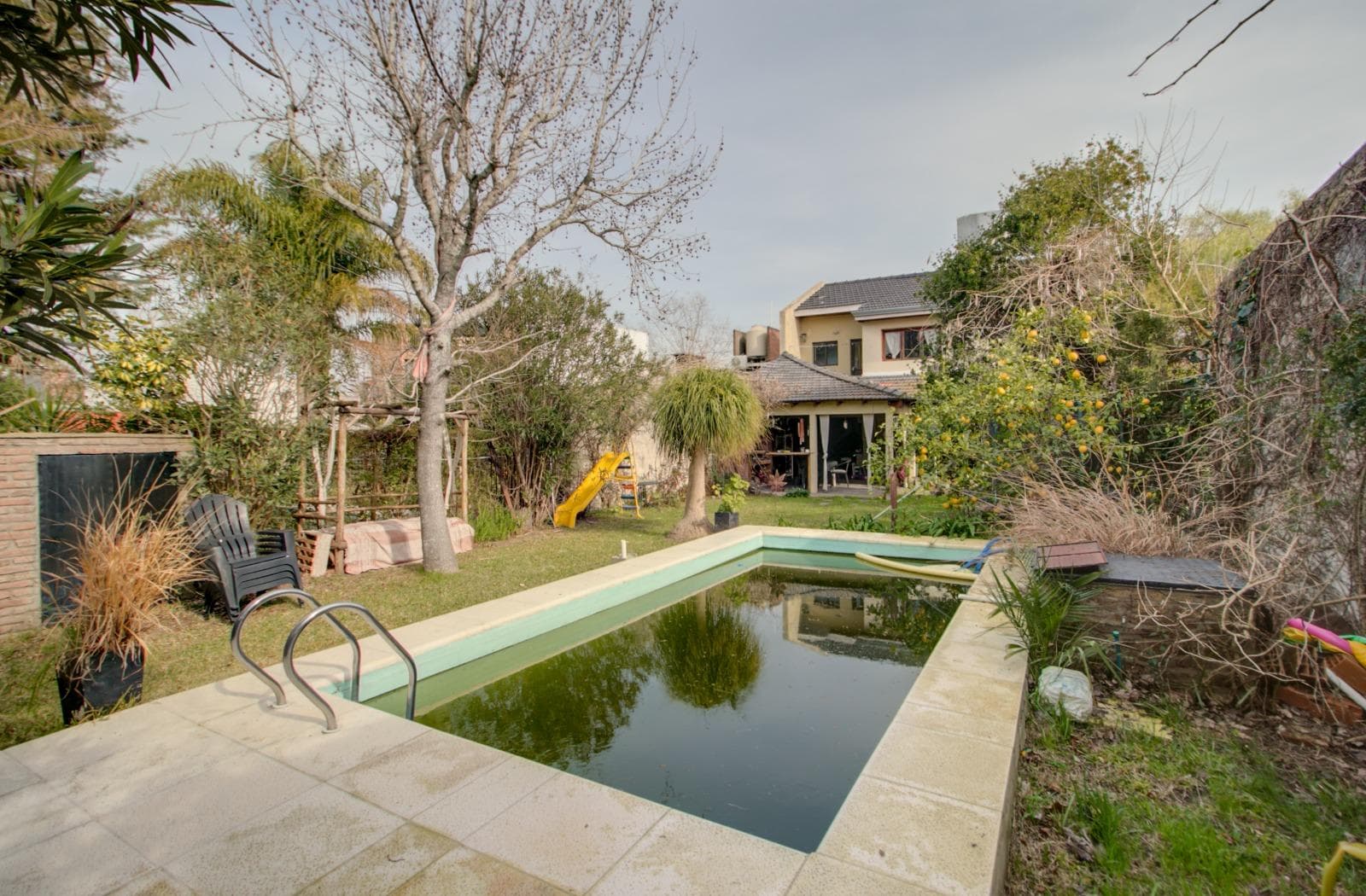 HOUSE FOR SALE AT 493 bis and 16. It has 350 m², with 170 m² of indoor space, 4 bedrooms, and a pool
