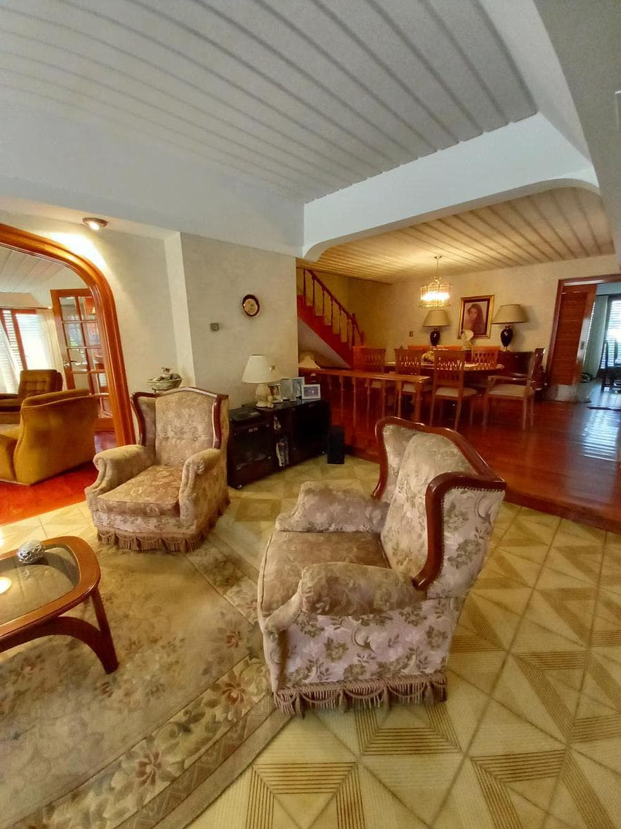 6-room villa on two lots in Parque Luro