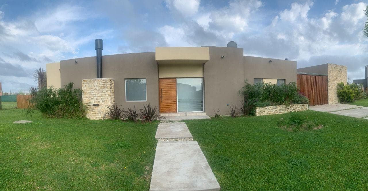 House for Sale - 4 Rooms in Cantón Golf