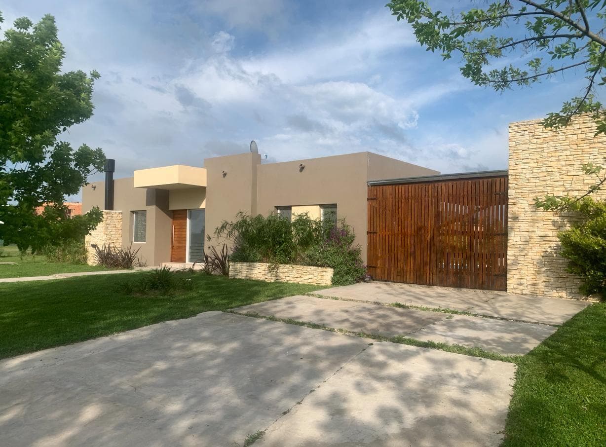 House for Sale - 4 Rooms in Cantón Golf