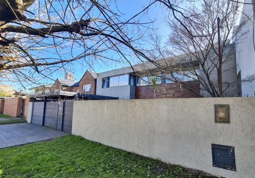 House for sale at 509 and 23 Gonnet, built on a 15 x 50 lot, with a floor area of 280 cubic meters.