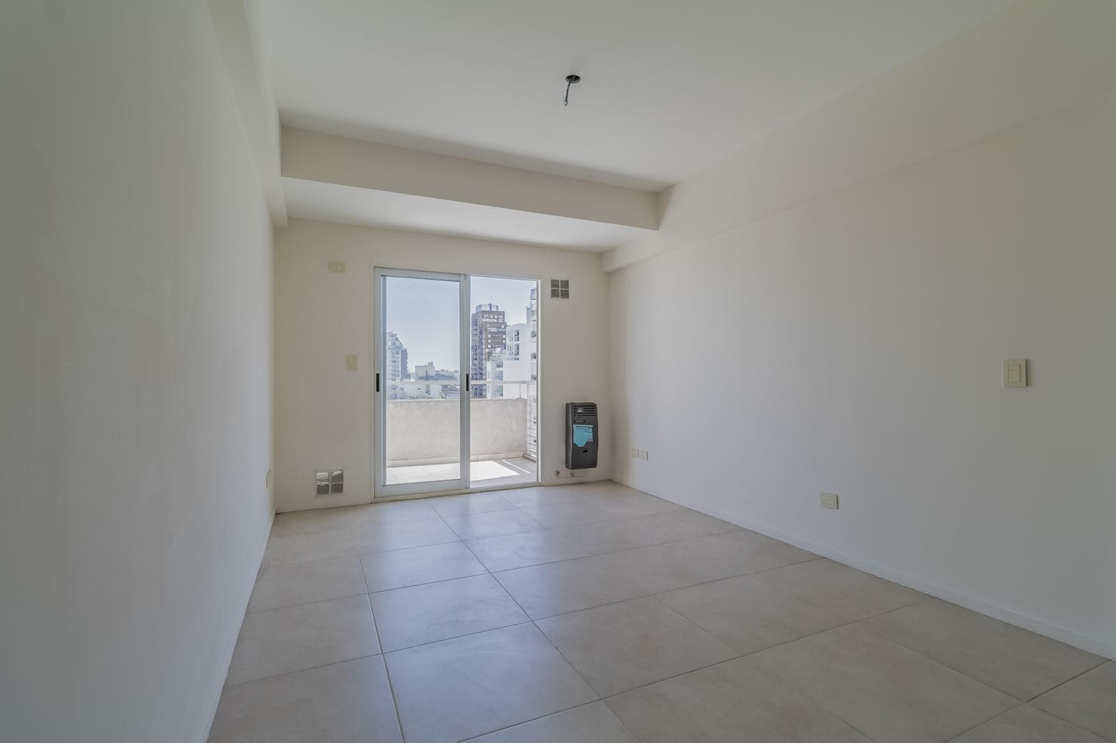 For Sale, Apartment, 2 Rooms, Balcony, Street-Facing, Suitable for Professionals, Flores Norte