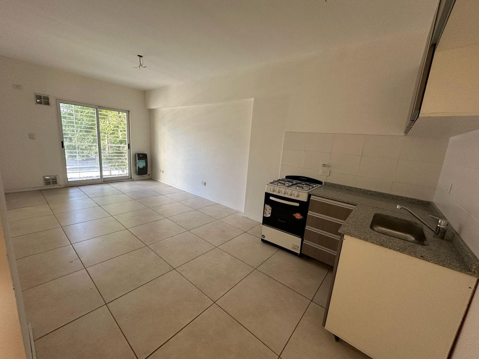For Sale, Apartment, 2 Rooms, Balcony, Street-Facing, Suitable for Professionals, Flores Norte