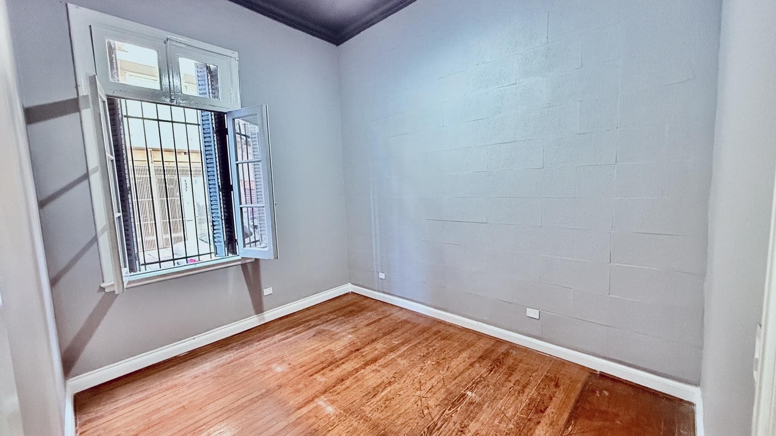 For Sale: Renovated Two-Room Studio Apartment in Monserrat
