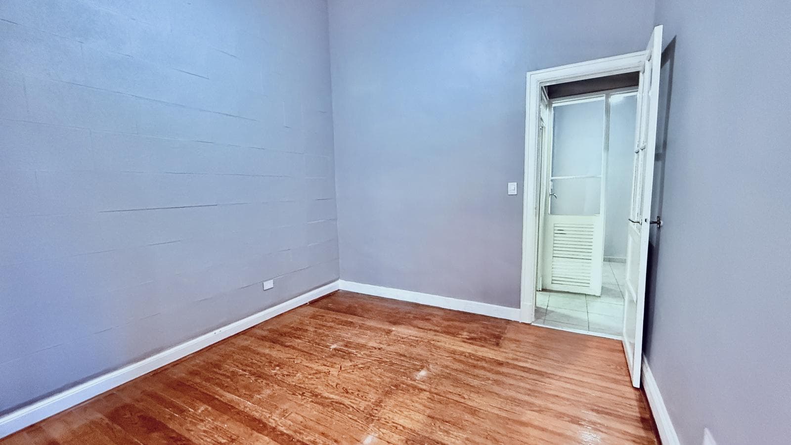 For Sale: Renovated Two-Room Studio Apartment in Monserrat