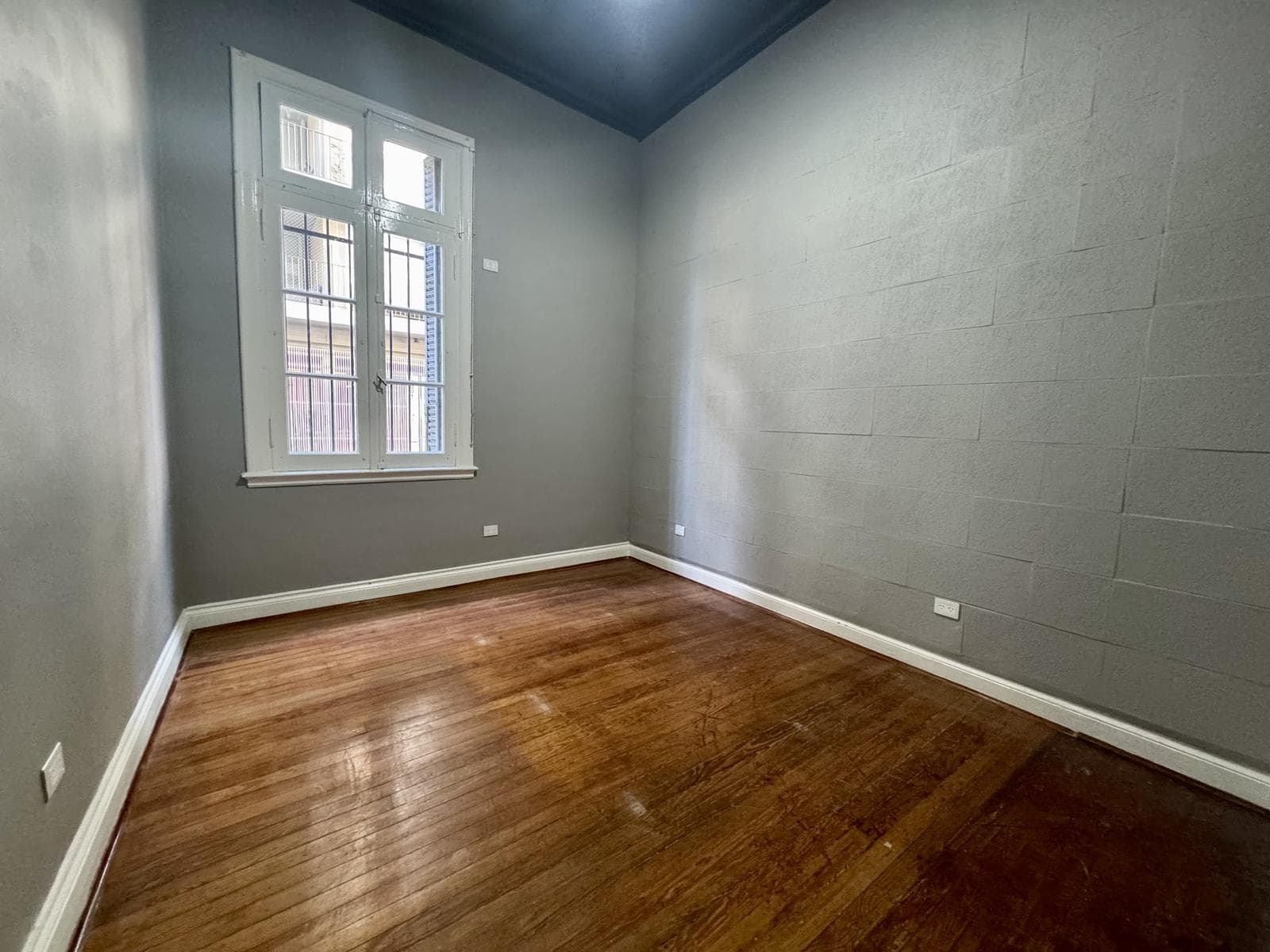 For Sale: Renovated Two-Room Studio Apartment in Monserrat