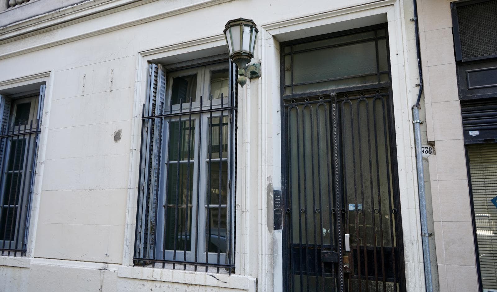 For Sale: Renovated Two-Room Studio Apartment in Monserrat