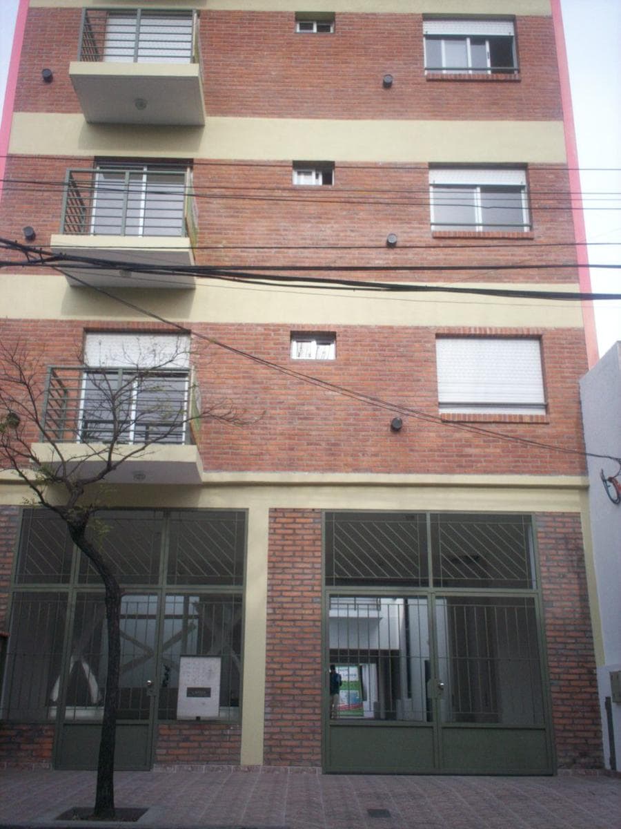 FOR SALE - Studio apartment that can be divided into two units in San Fernando. Features a balcony and an excellent location!