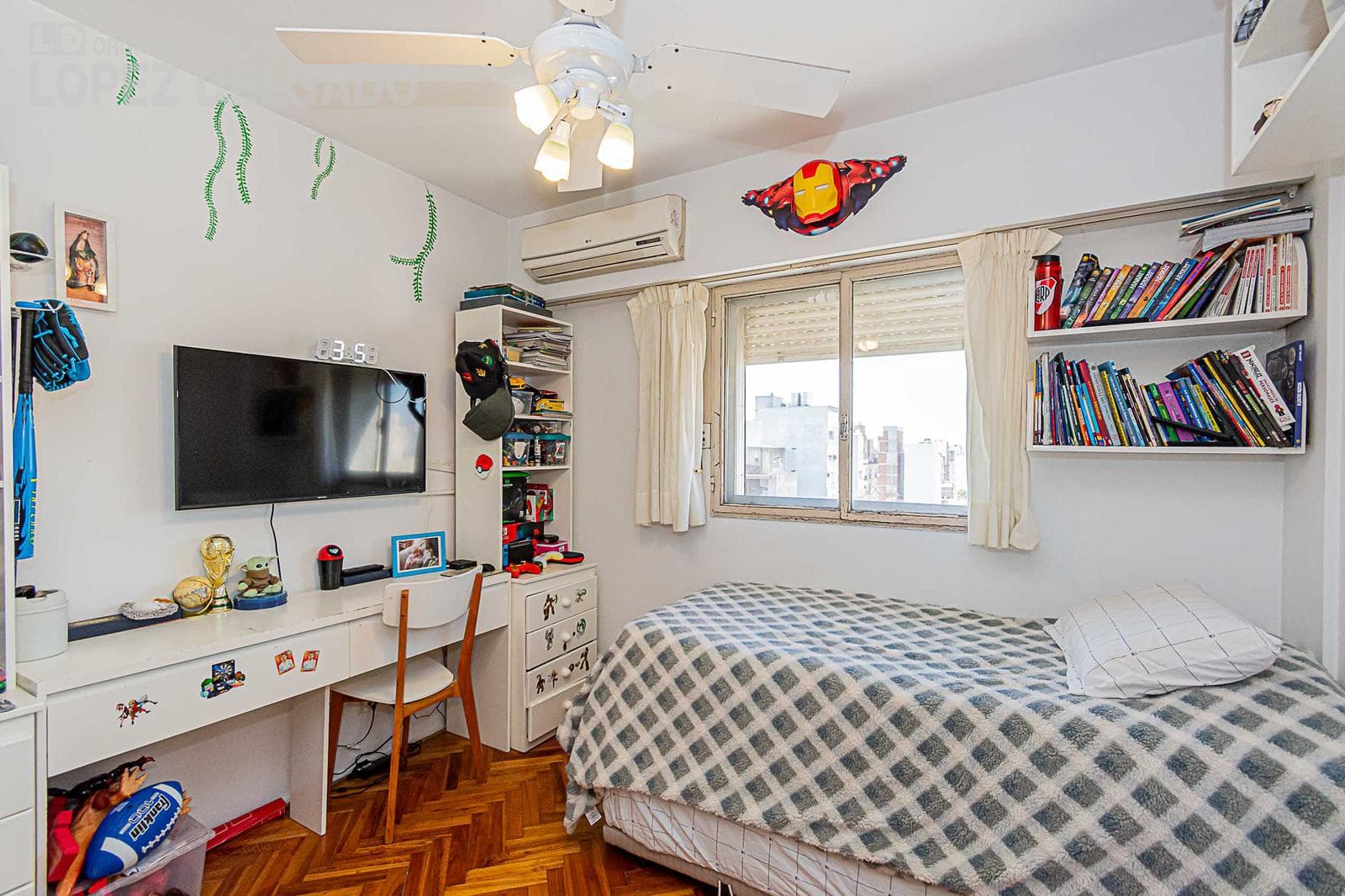 3-Bedroom Apartment with an Unobstructed View of the Street in Villa del Parque