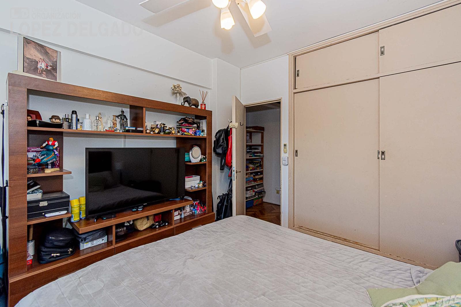 3-Bedroom Apartment with an Unobstructed View of the Street in Villa del Parque