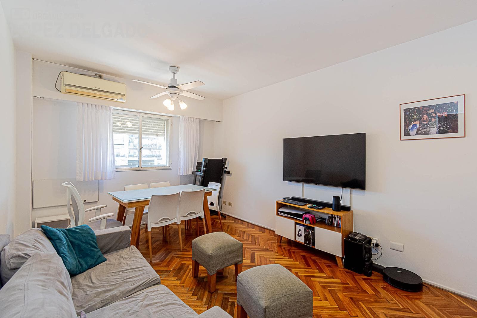 3-Bedroom Apartment with an Unobstructed View of the Street in Villa del Parque