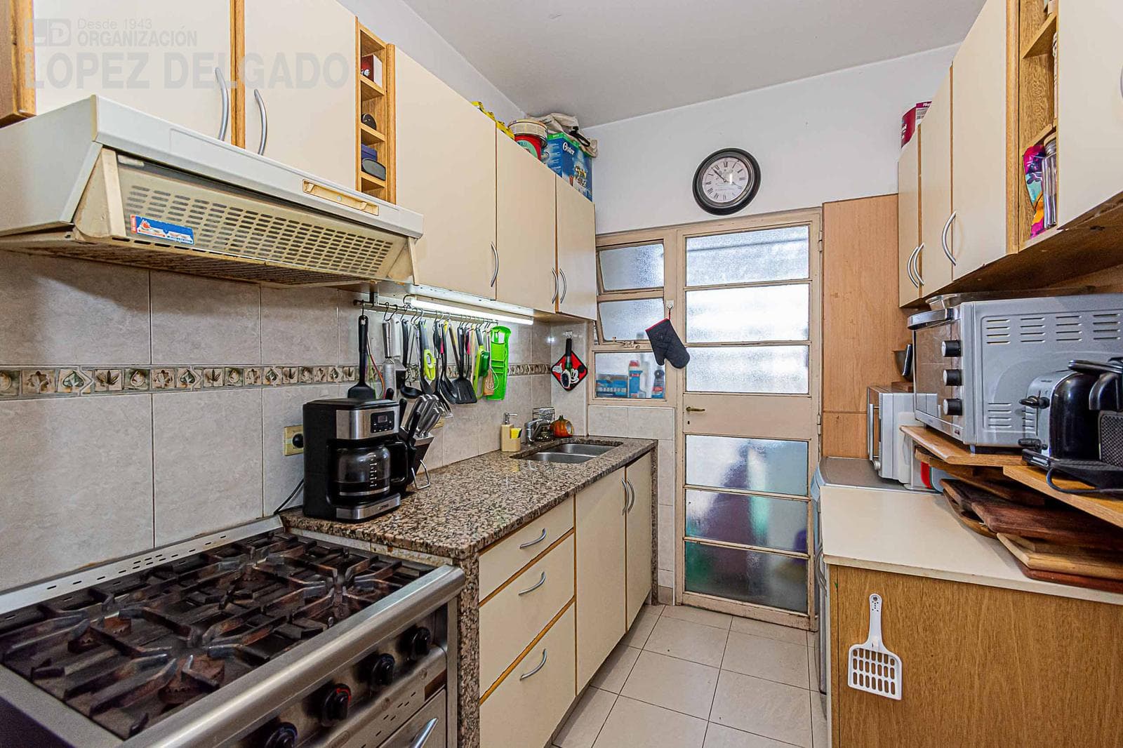 3-Bedroom Apartment with an Unobstructed View of the Street in Villa del Parque