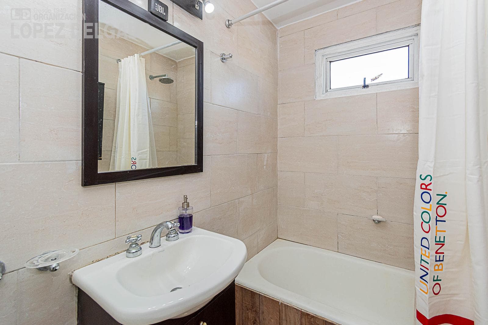 3-Bedroom Apartment with an Unobstructed View of the Street in Villa del Parque