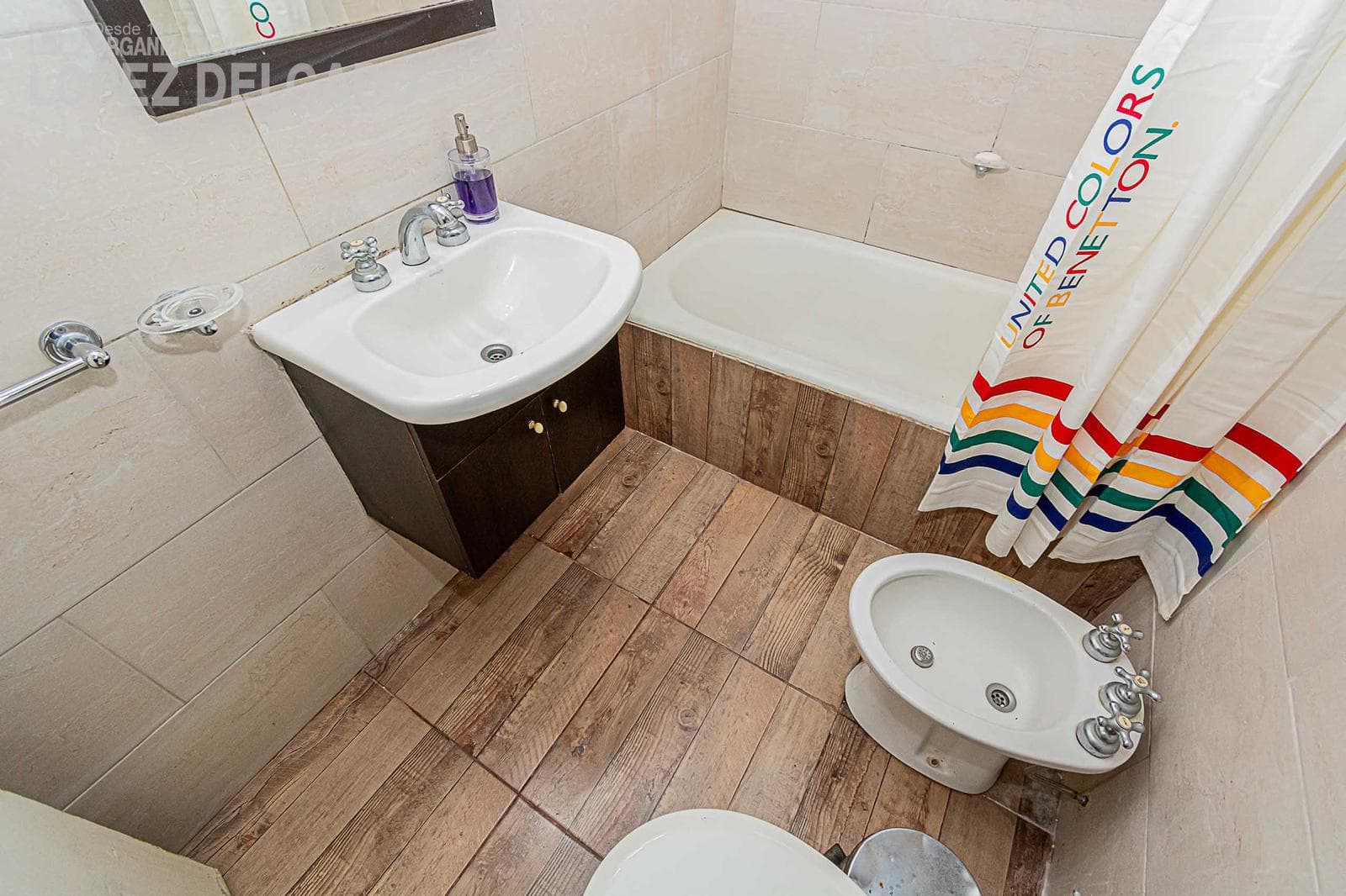 3-Bedroom Apartment with an Unobstructed View of the Street in Villa del Parque