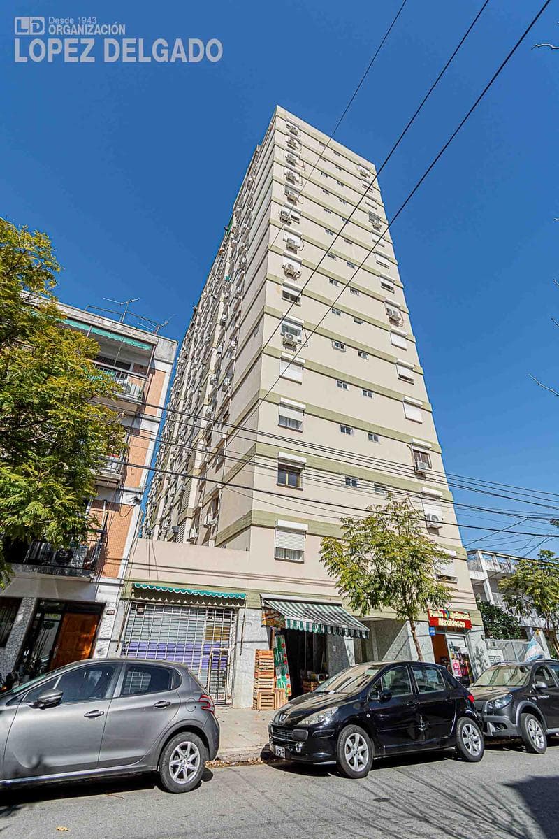 3-Bedroom Apartment with an Unobstructed View of the Street in Villa del Parque