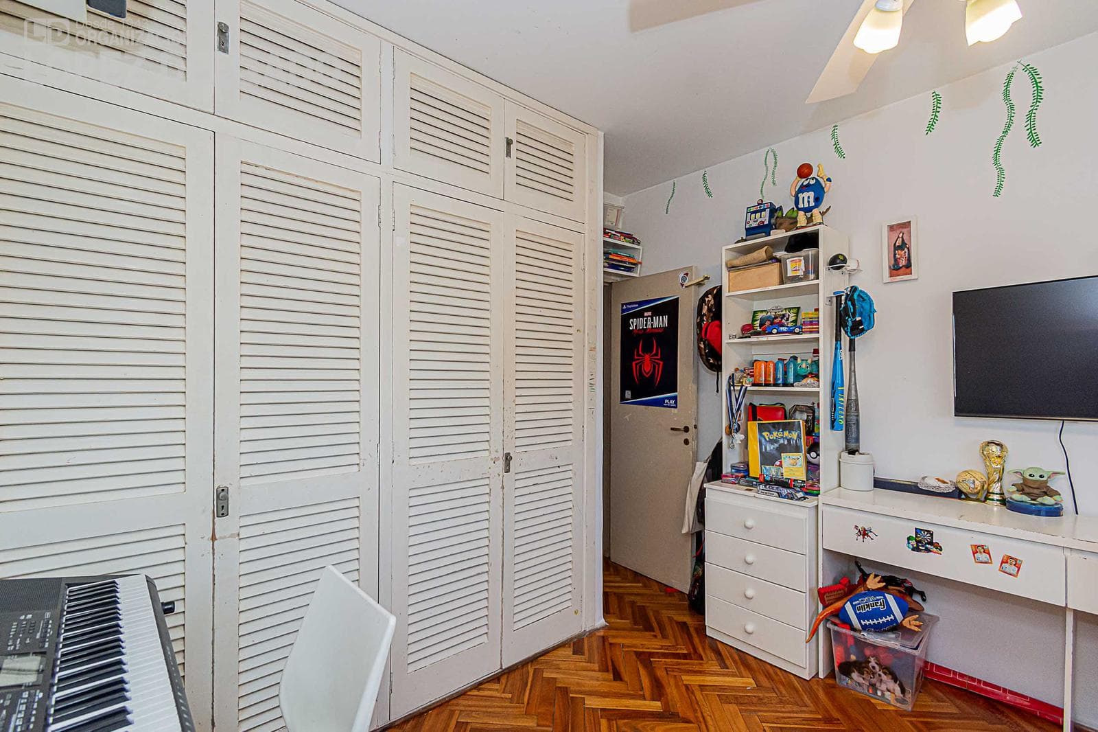 3-Bedroom Apartment with an Unobstructed View of the Street in Villa del Parque