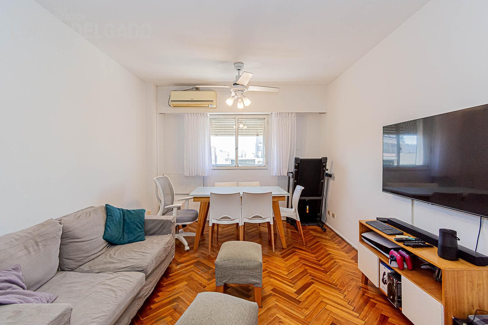 3-Bedroom Apartment with an Unobstructed View of the Street in Villa del Parque