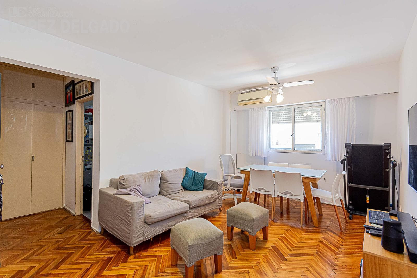 3-Bedroom Apartment with an Unobstructed View of the Street in Villa del Parque