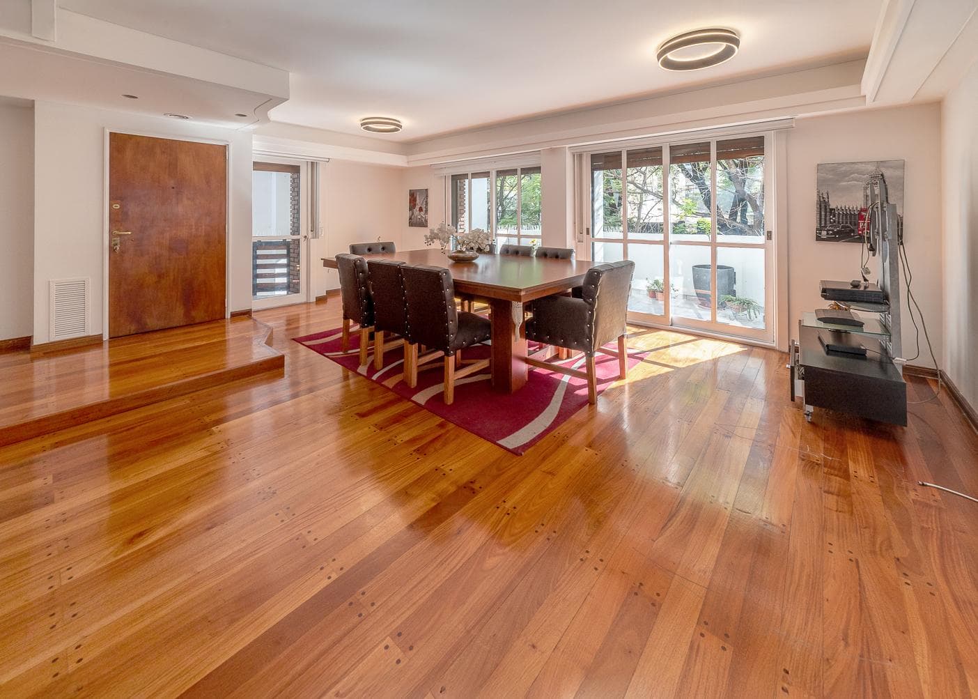 5-room apartment for sale with a guest quarters and two parking spaces in Caballito