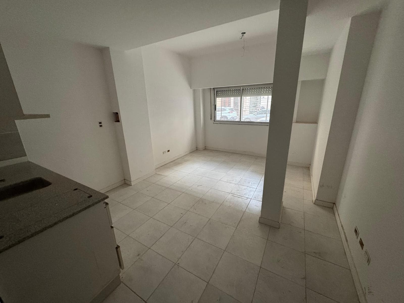 Ground-floor studio apartment for sale, suitable for commercial use