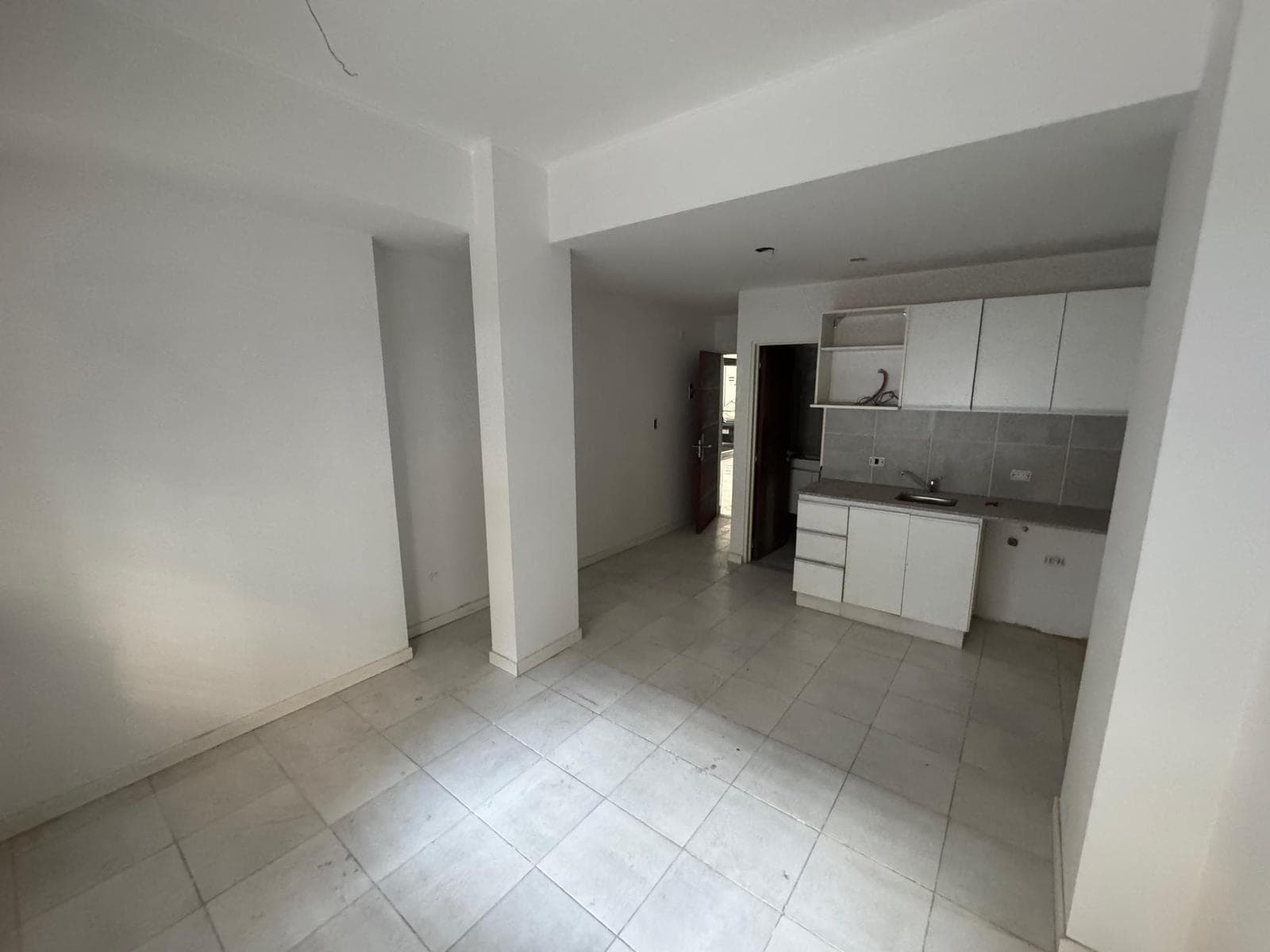 Ground-floor studio apartment for sale, suitable for commercial use