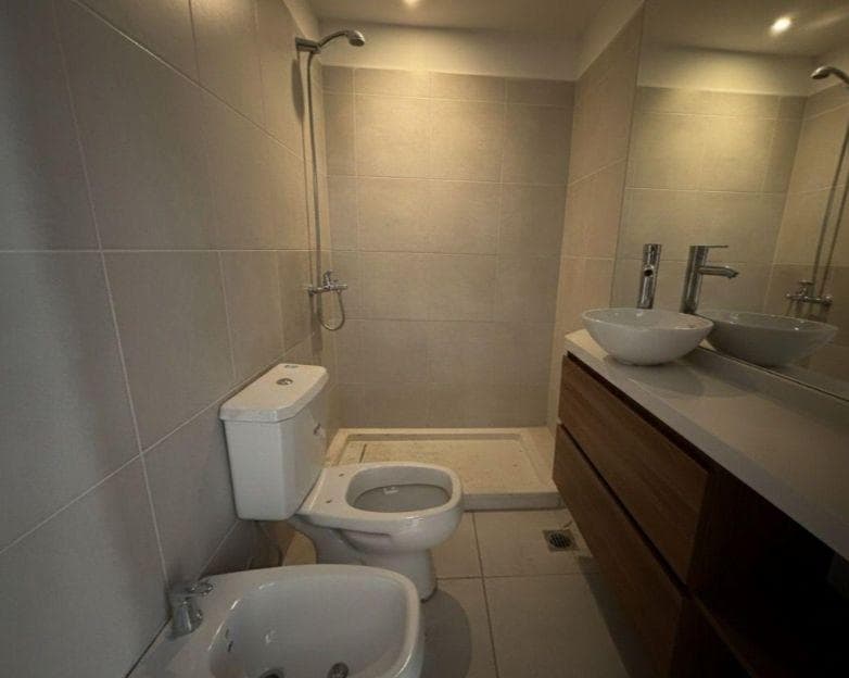 Ground-floor studio apartment for sale, suitable for commercial use