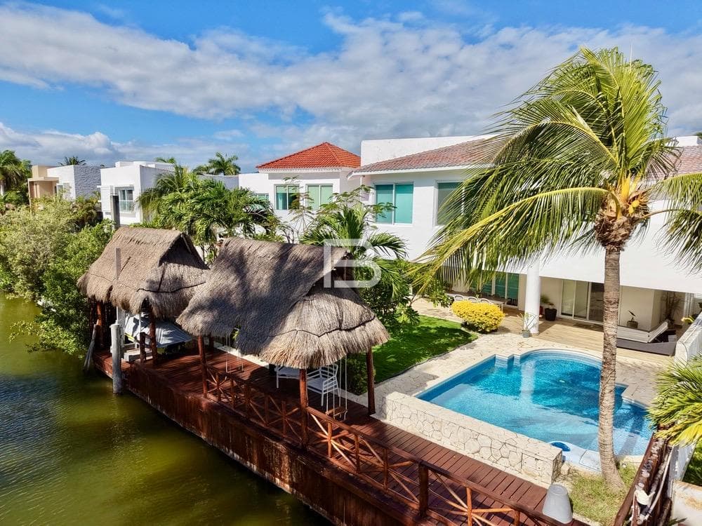 Isla Dorada: House for Sale with a Dock