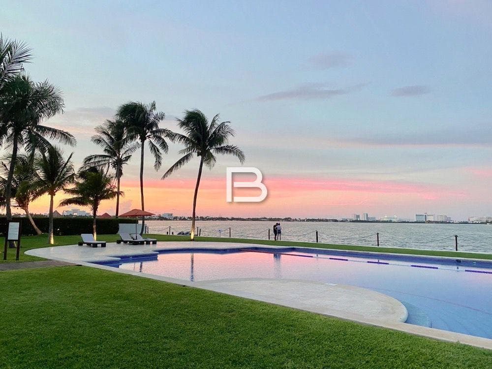 Isla Dorada: House for Sale with a Dock