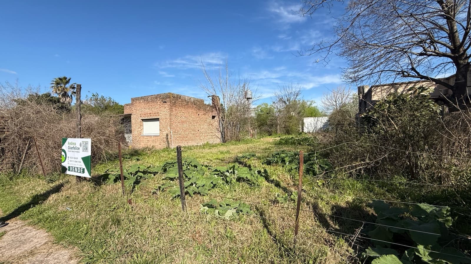 Don't miss out on this incredible 436 m² lot in a prime location!