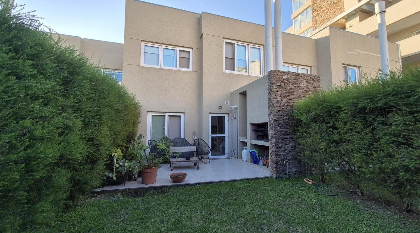 Duplex for sale with a garden in the El Palmar gated community, Nordelta. With a pool.