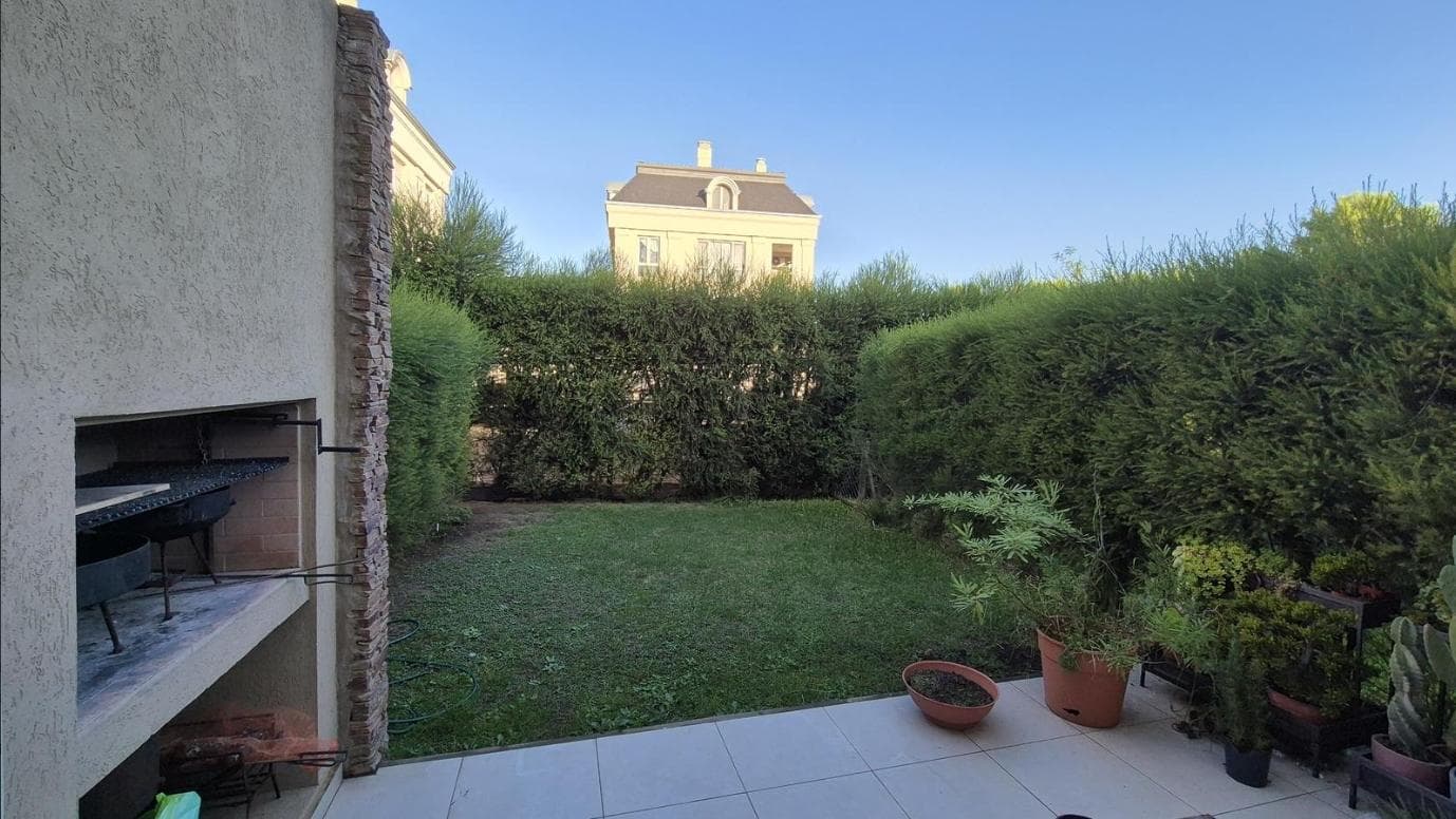 Duplex for sale with a garden in the El Palmar gated community, Nordelta. With a pool.