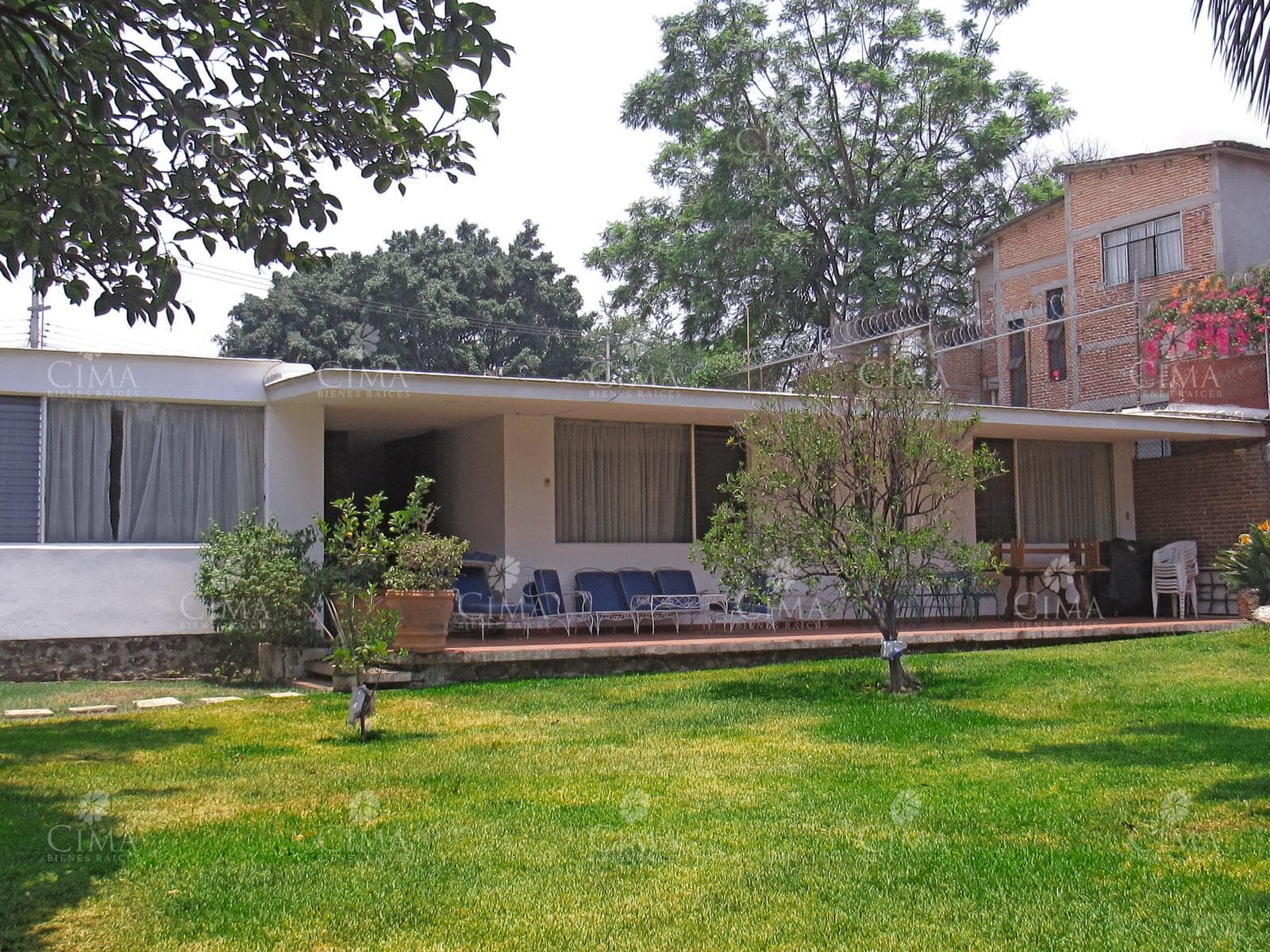 VENTA CASA COMO TERRENO - V375