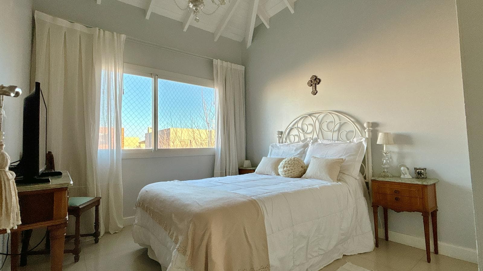 Impeccable 4-Bedroom House for Sale with Family House and Outbuilding in Nordelta, Tipas Neighborhood