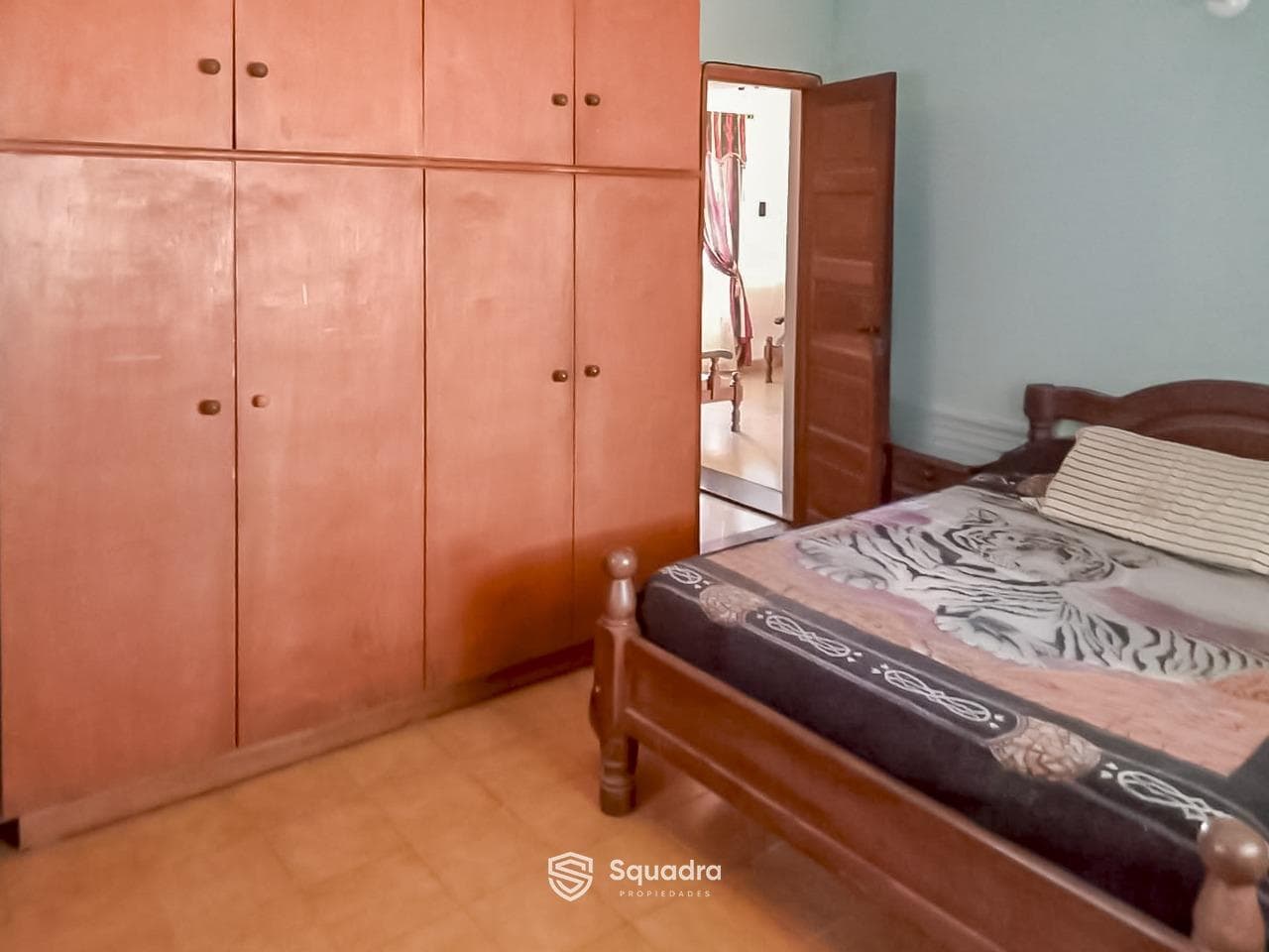 FOR SALE - 2-bedroom house with a green courtyard and a garage - Capitan Bermudez. QUALIFIES FOR A MORTGAGE.