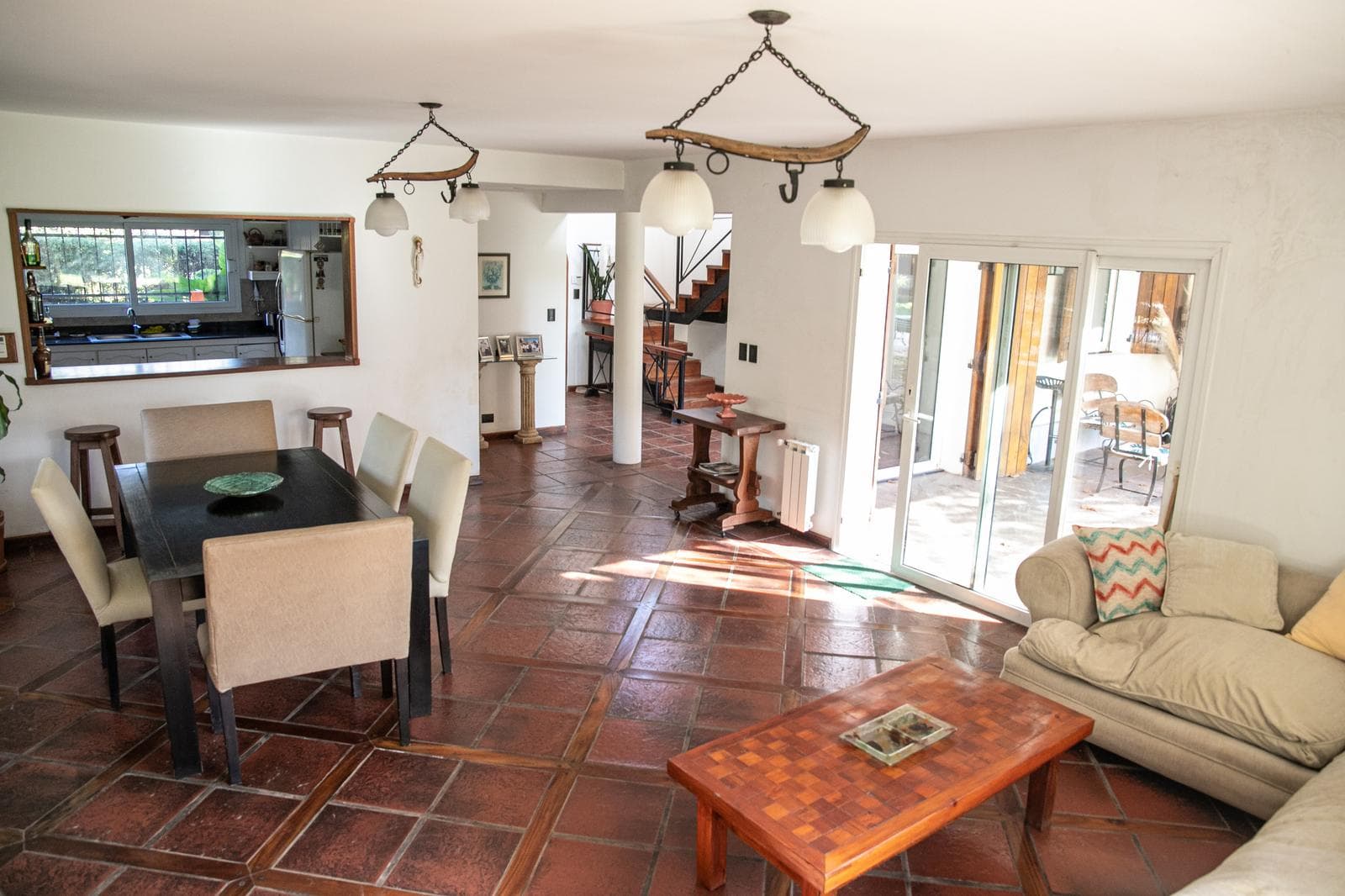 Country House for Sale in Las Retamas, Abierto Acacias Blancas Neighborhood, with Pool; Eligible for Mortgage Financing