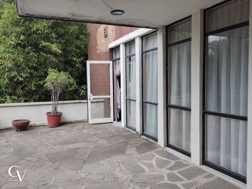 House for Sale—Ideal for an embassy or as a residence; remodel it to your liking