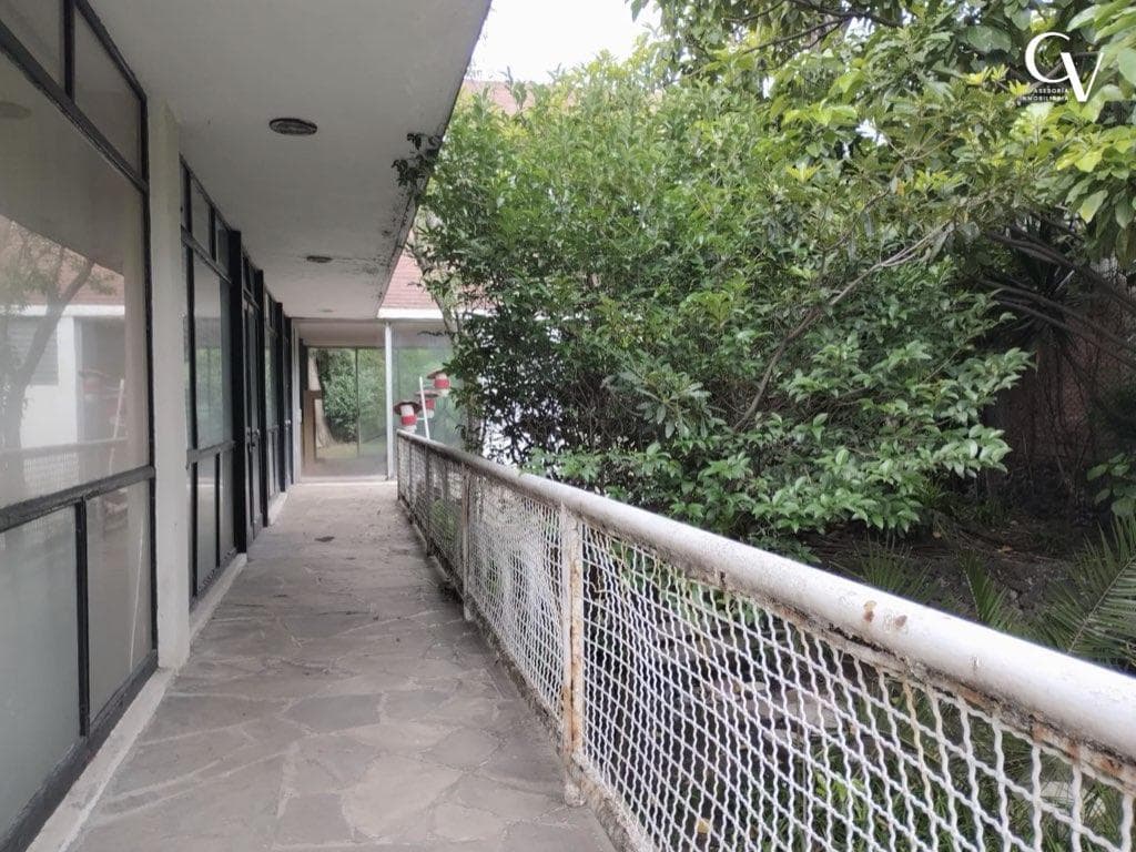 House for Sale—Ideal for an embassy or as a residence; remodel it to your liking