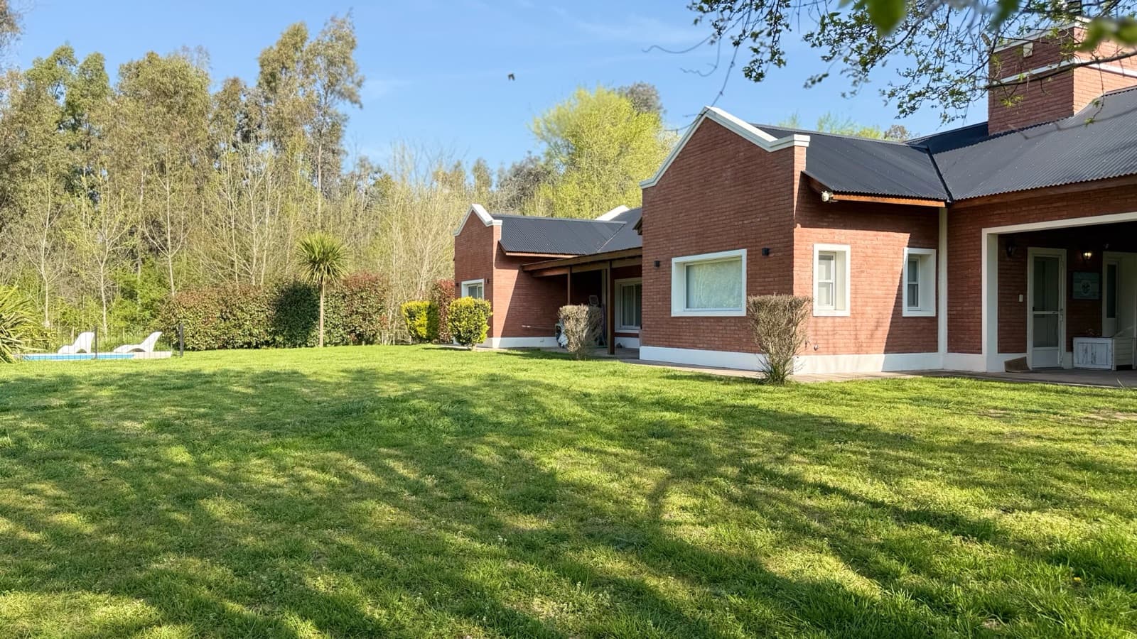 An unforgettable country home in the heart of the most charming and peaceful neighborhood in the city of Lobos
