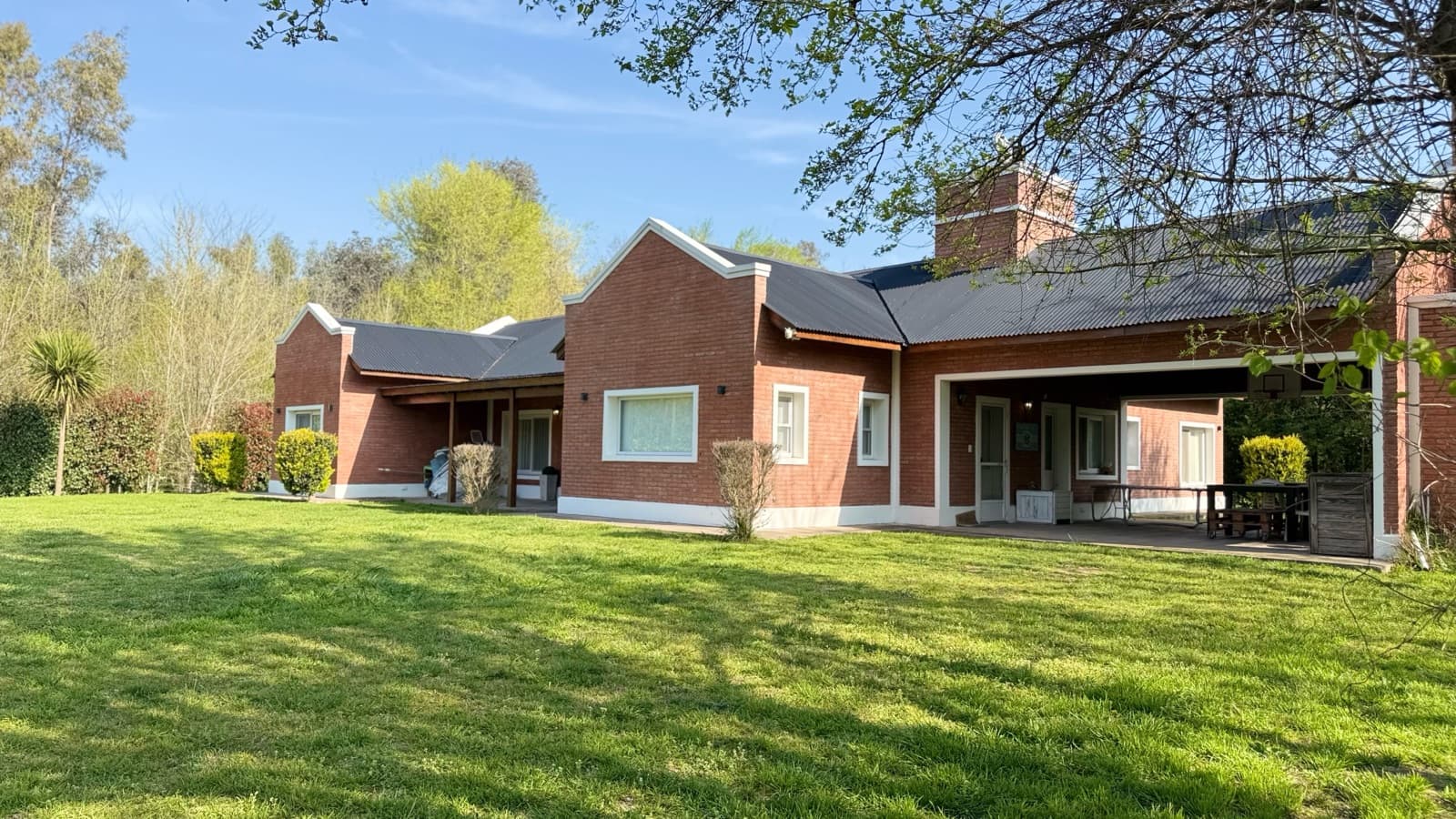 An unforgettable country home in the heart of the most charming and peaceful neighborhood in the city of Lobos