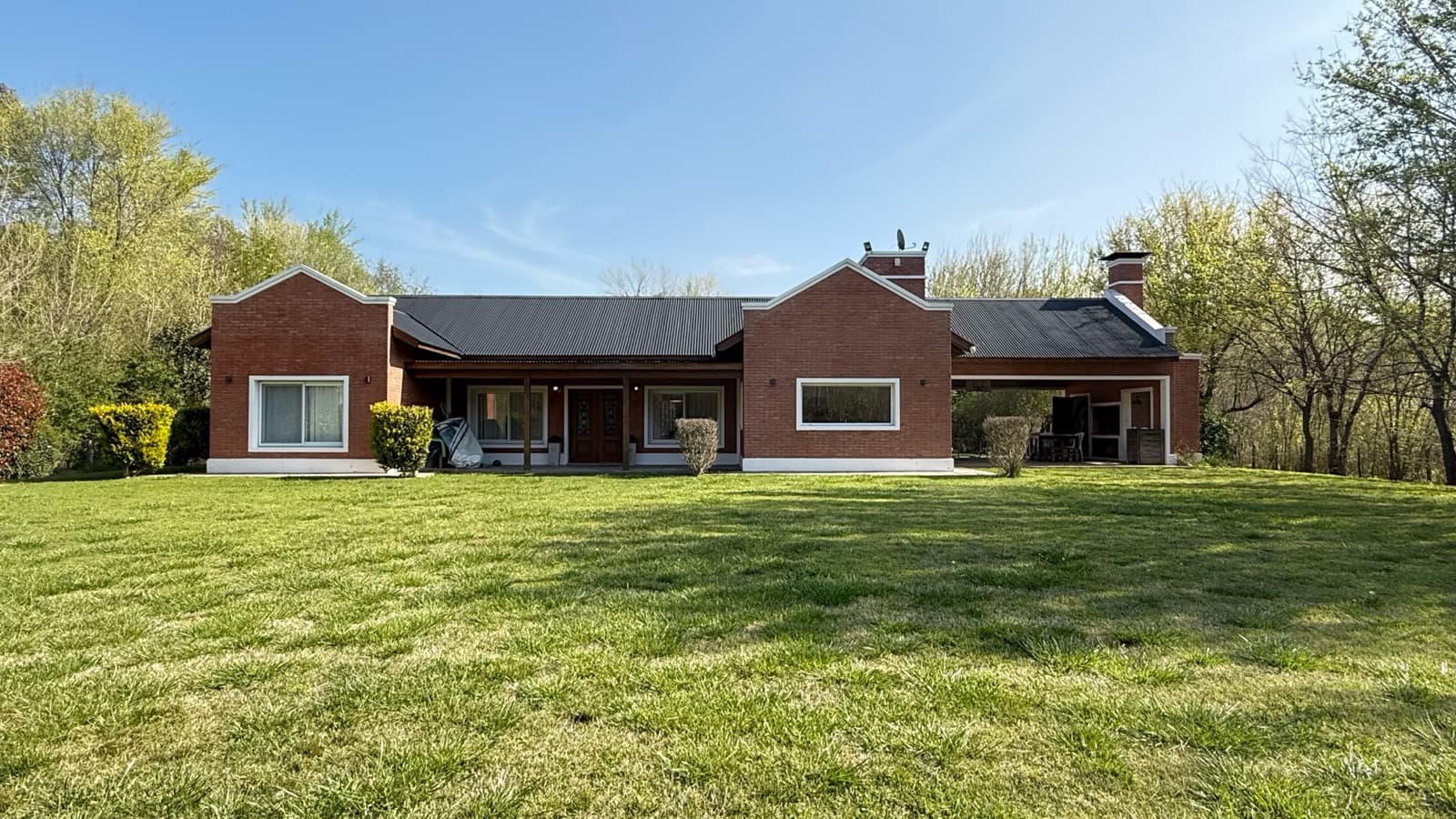 An unforgettable country home in the heart of the most charming and peaceful neighborhood in the city of Lobos