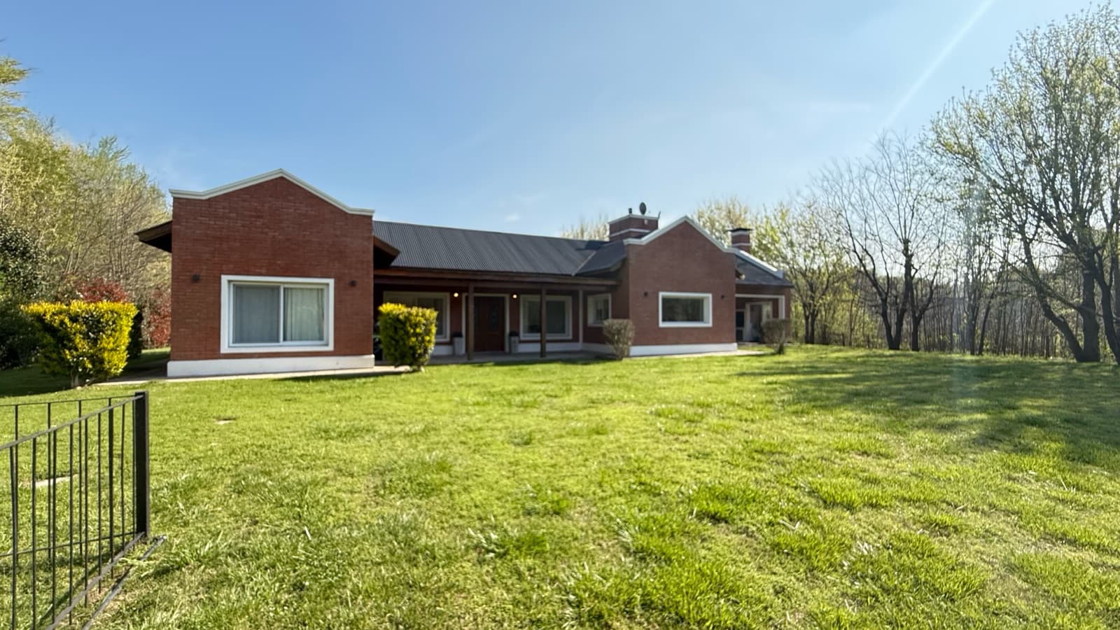 An unforgettable country home in the heart of the most charming and peaceful neighborhood in the city of Lobos