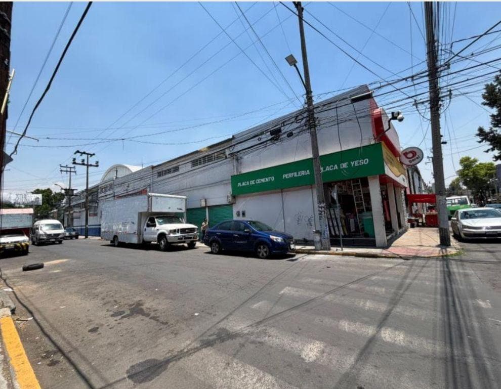 Warehouse for sale in Iztacalco with commercial spaces and near the GNP Stadium