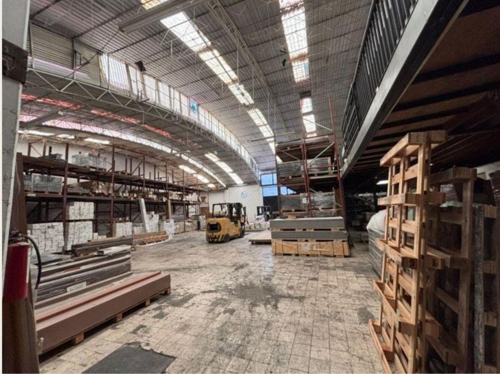 Warehouse for sale in Iztacalco with commercial spaces and near the GNP Stadium