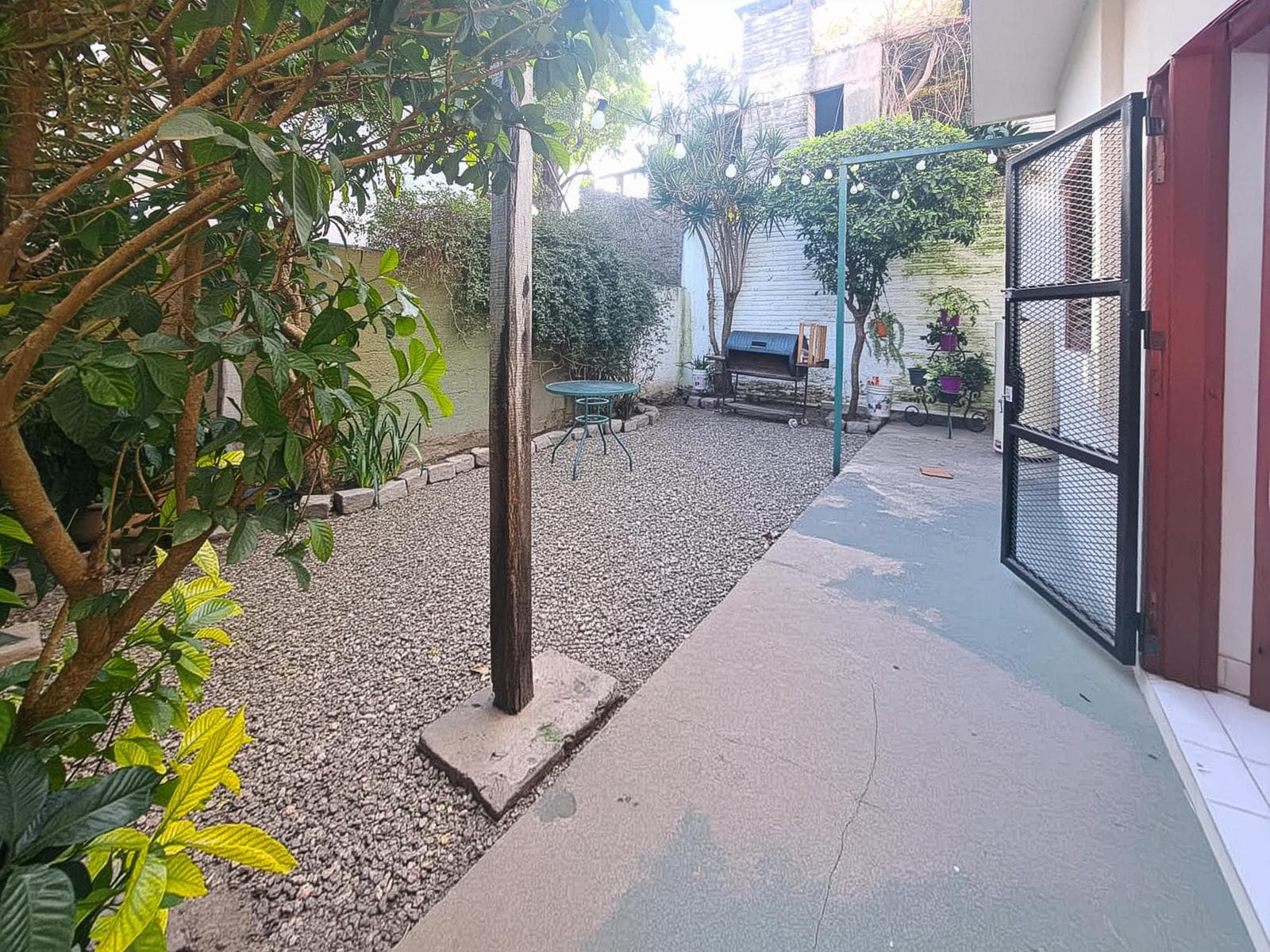 Trade. 3-bedroom house with garage and patio. Echesortu, Rosario.
