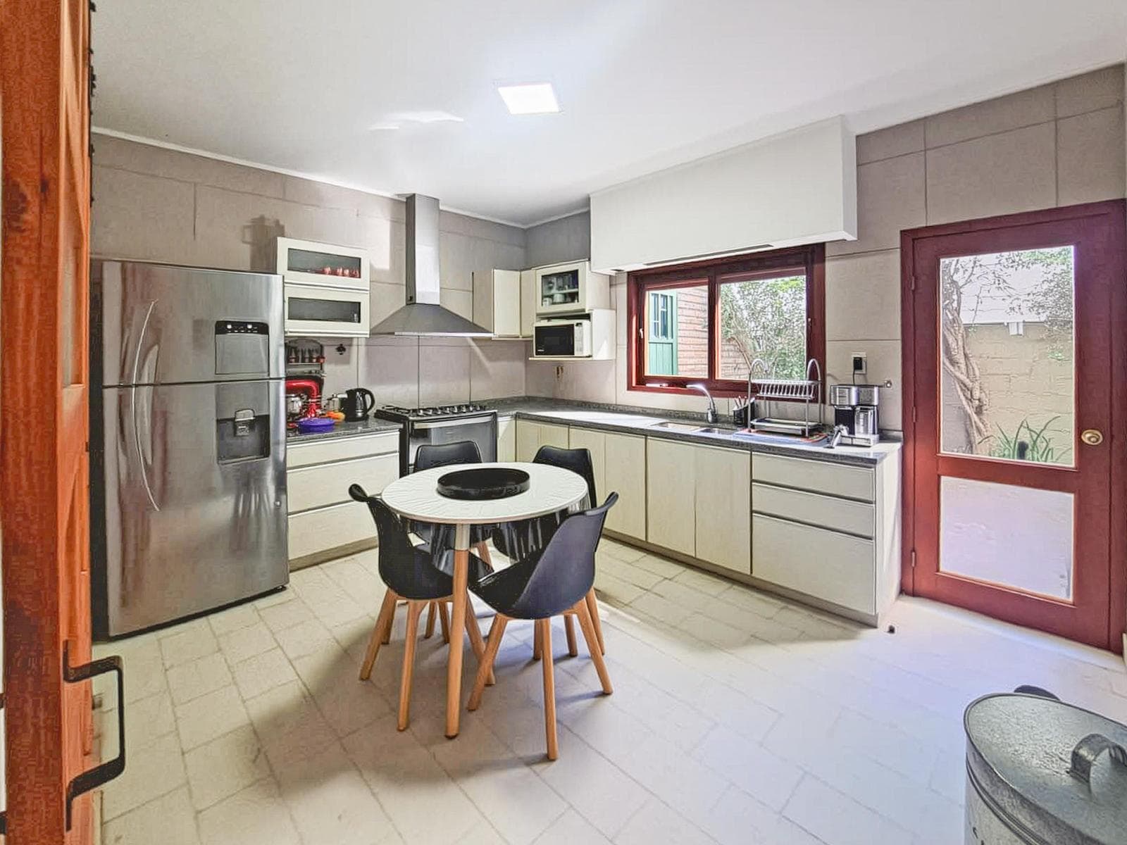 For Sale - Trade. 3-bedroom house with garage and patio. Echesortu, Rosario.