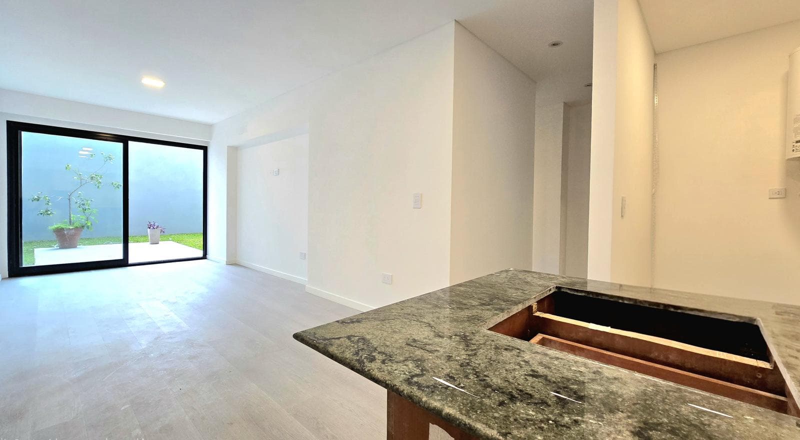 Apartment for Sale in Montecastro: 3-room ground-floor unit with patio